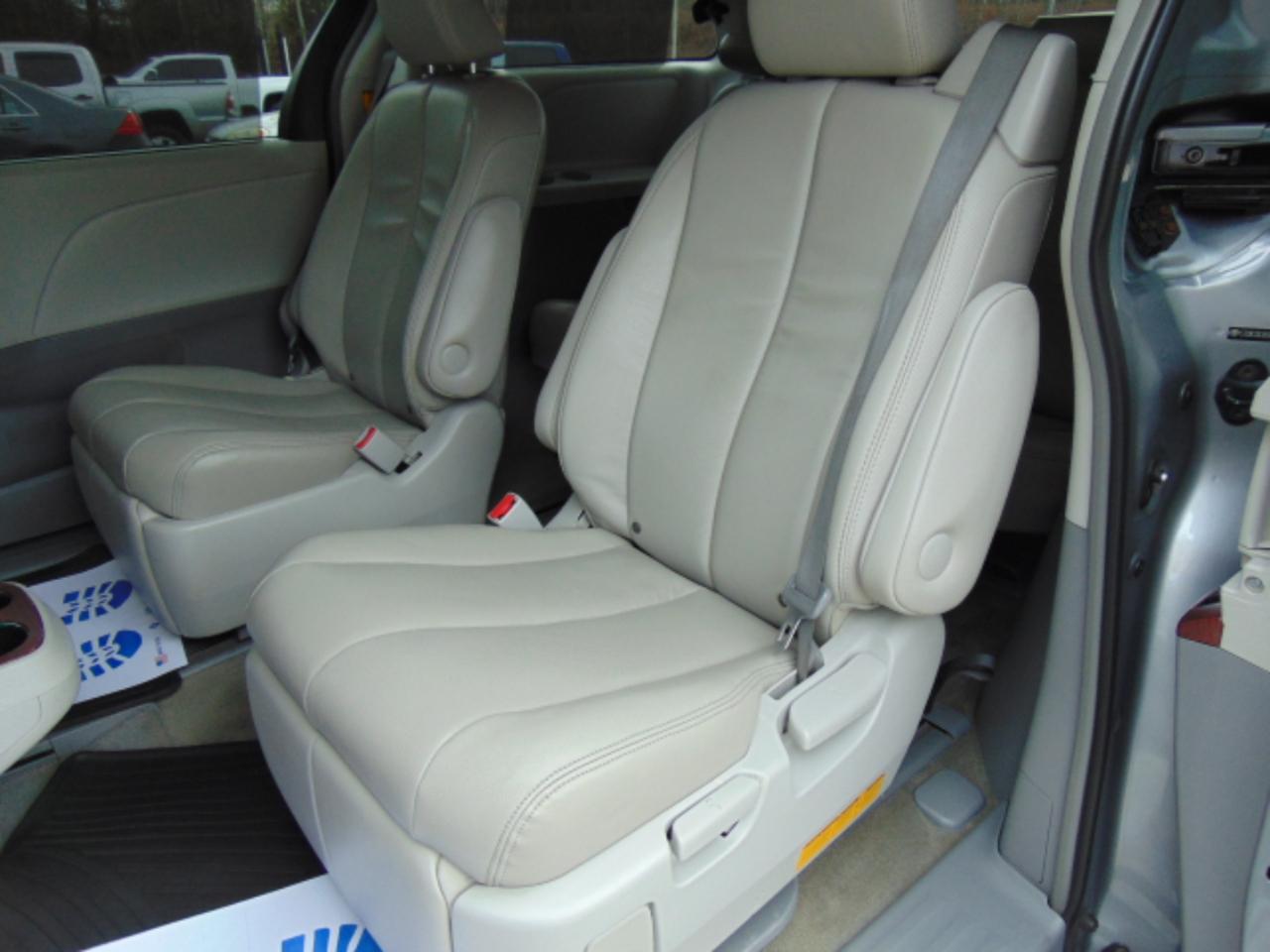 Toyota Sienna Limited AWD 7-Passenger V6 2013