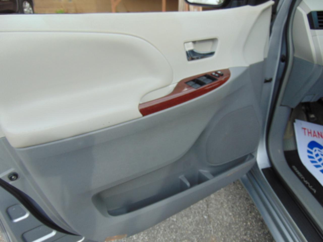 Toyota Sienna Limited AWD 7-Passenger V6 2013