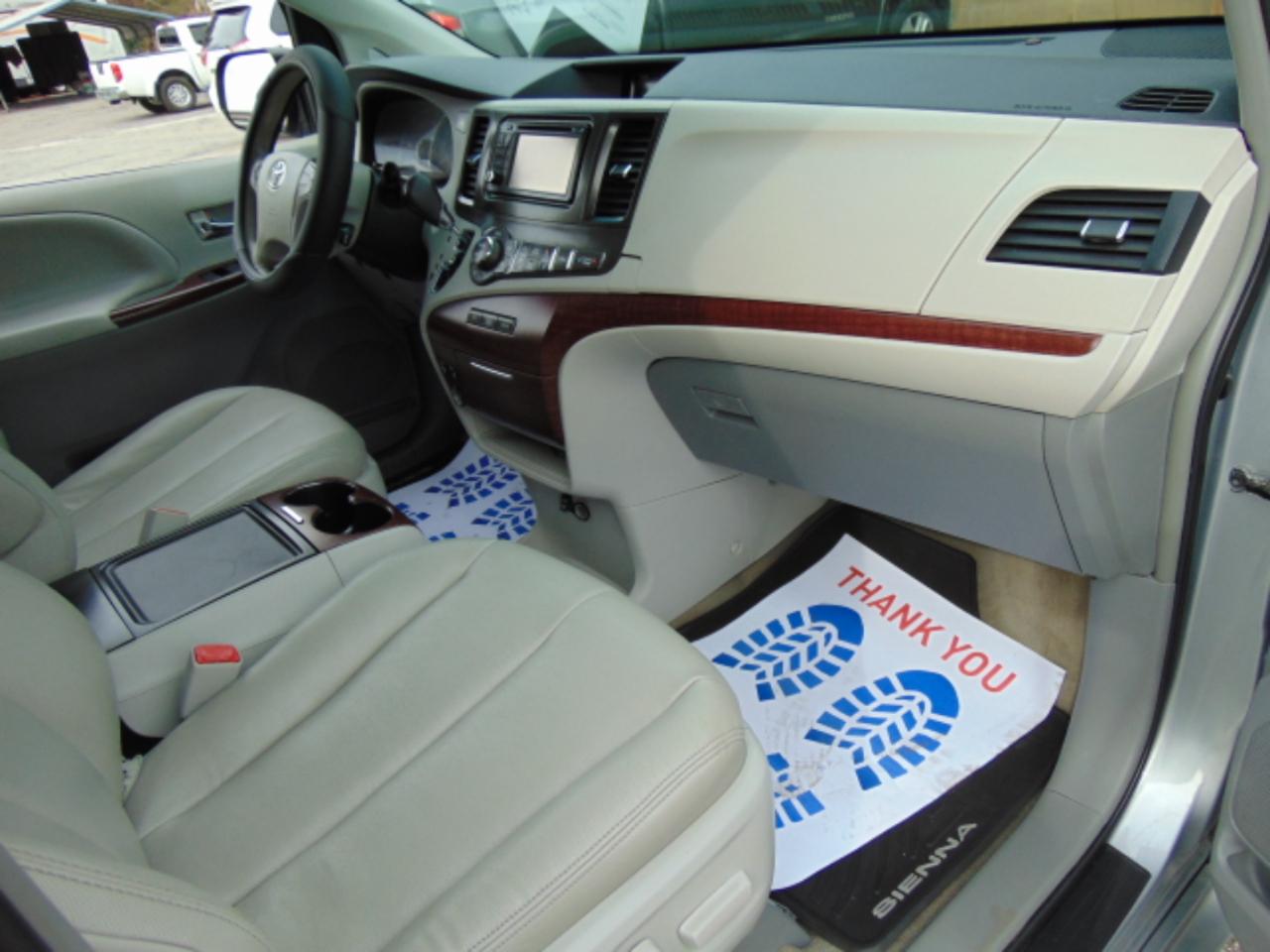 Toyota Sienna Limited AWD 7-Passenger V6 2013