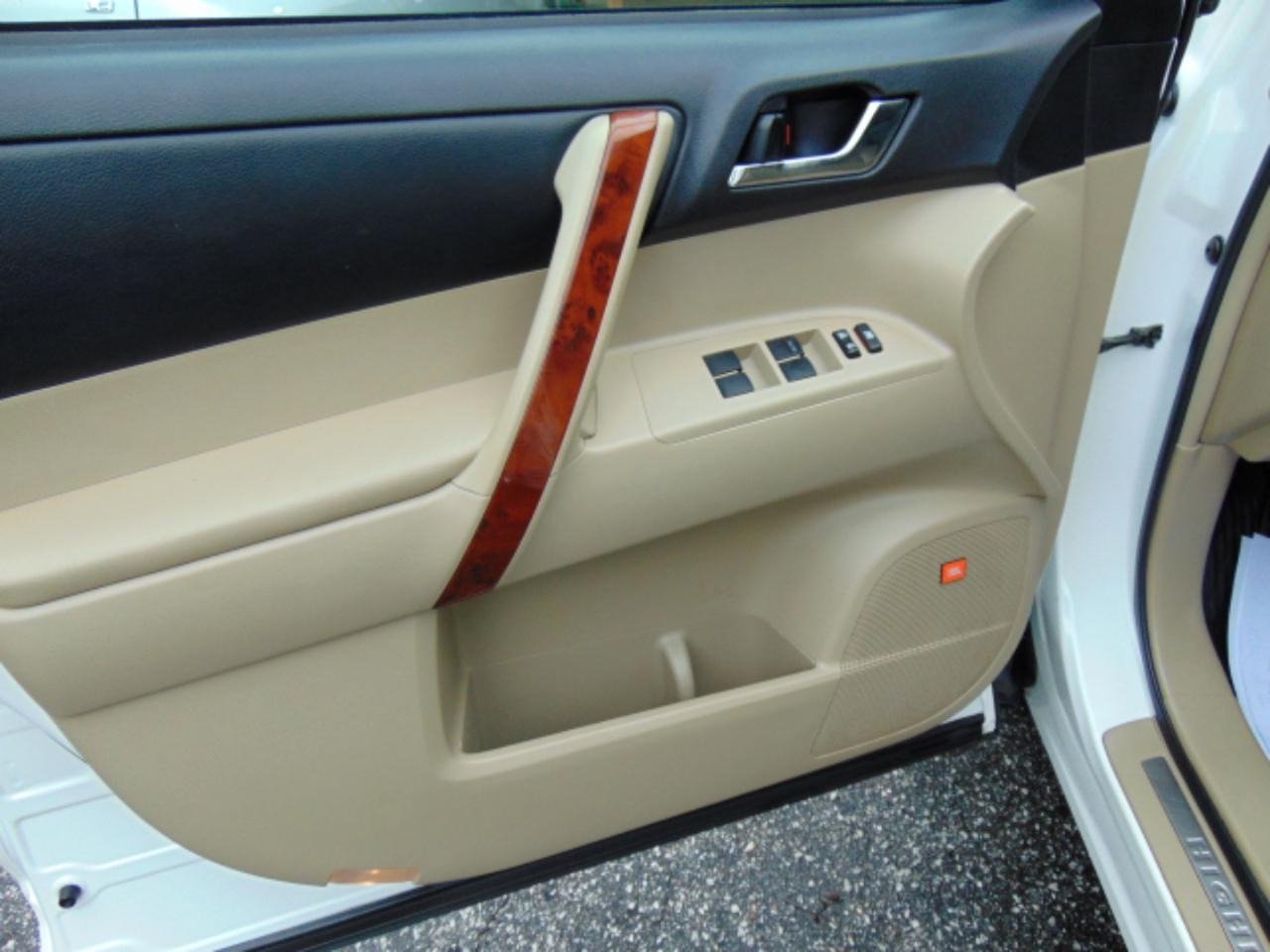 Toyota Highlander Limited 2WD 2013