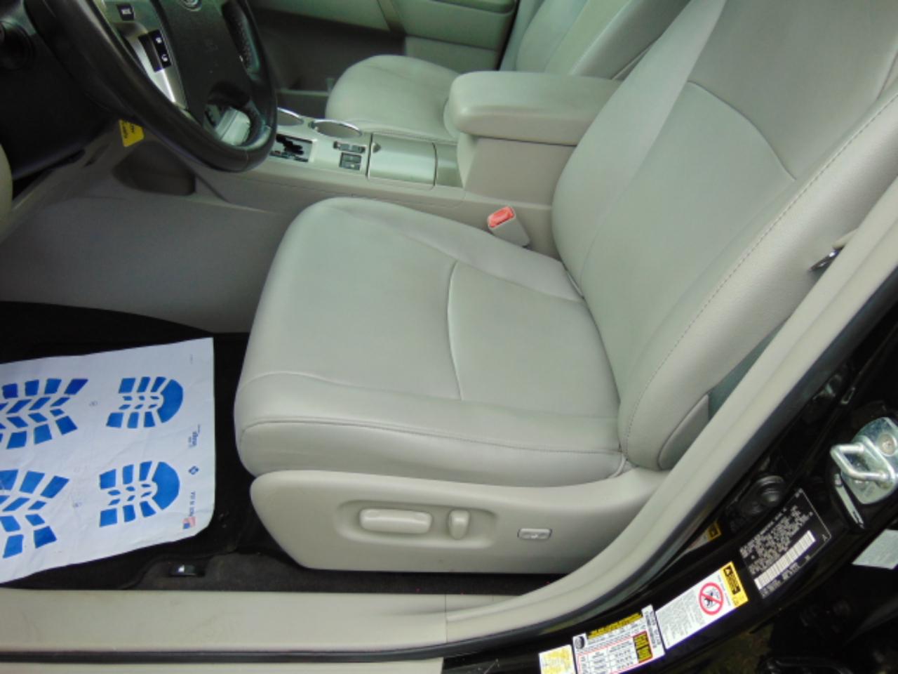 Toyota Highlander Base 4WD 2012