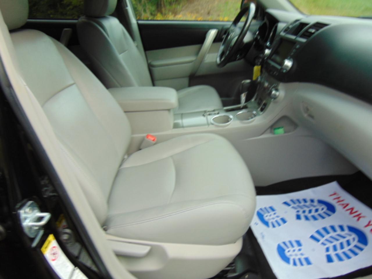 Toyota Highlander Base 4WD 2012