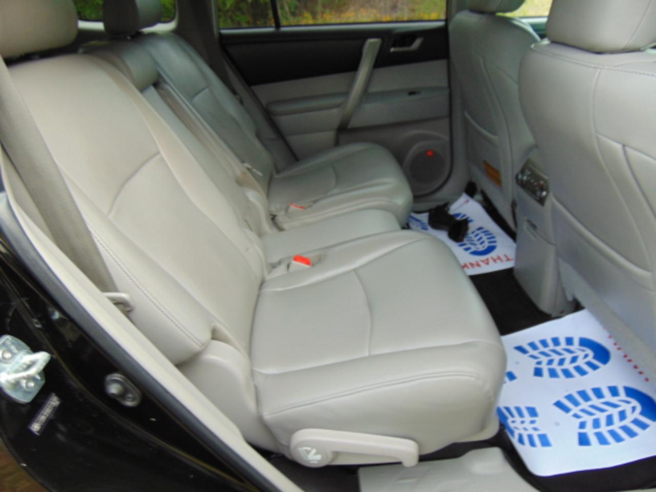 Toyota Highlander Base 4WD 2012