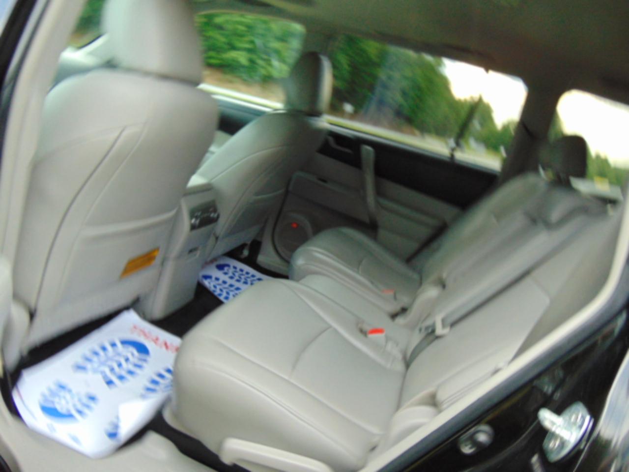 Toyota Highlander Base 4WD 2012