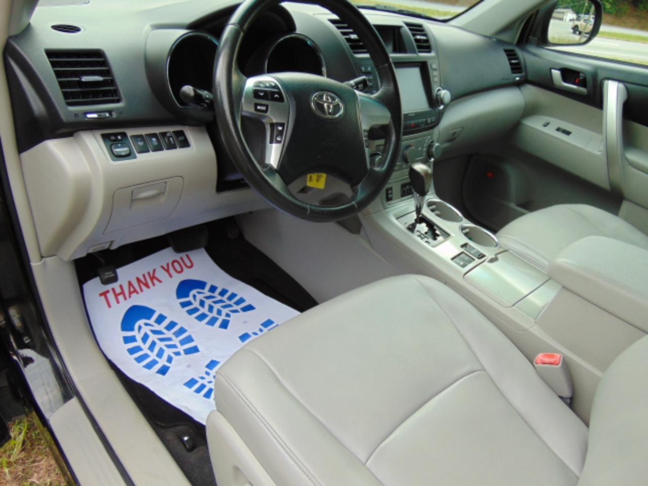 Toyota Highlander Base 4WD 2012