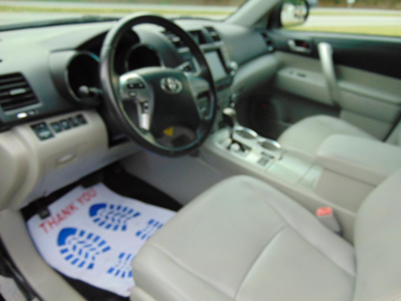 Toyota Highlander Base 4WD 2012