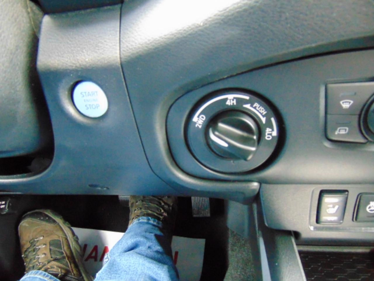 Nissan Frontier SV Crew Cab 4WD 2022
