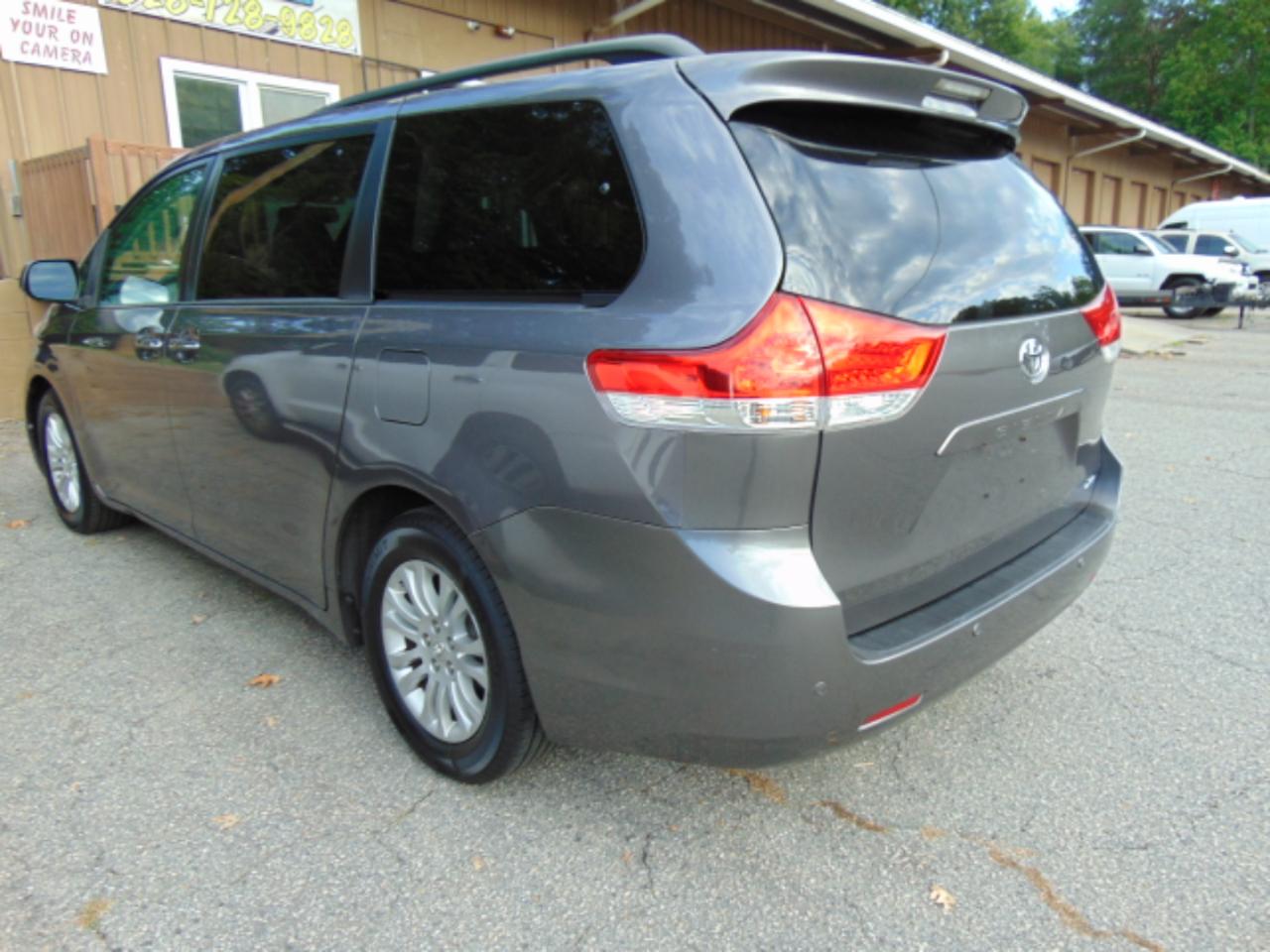 Toyota Sienna XLE FWD 8-Passenger V6 2014
