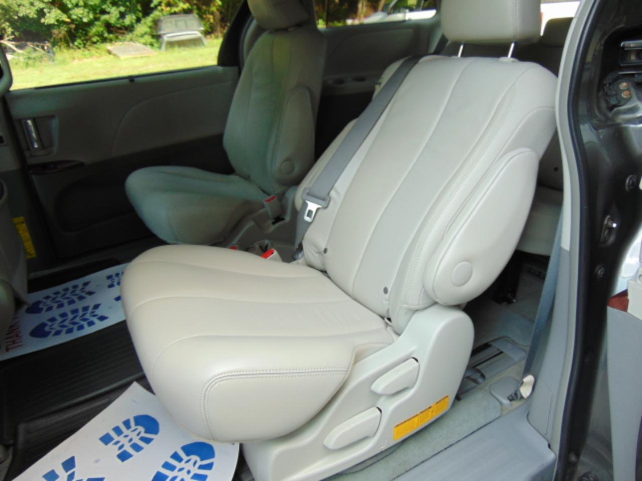 Toyota Sienna XLE FWD 8-Passenger V6 2014