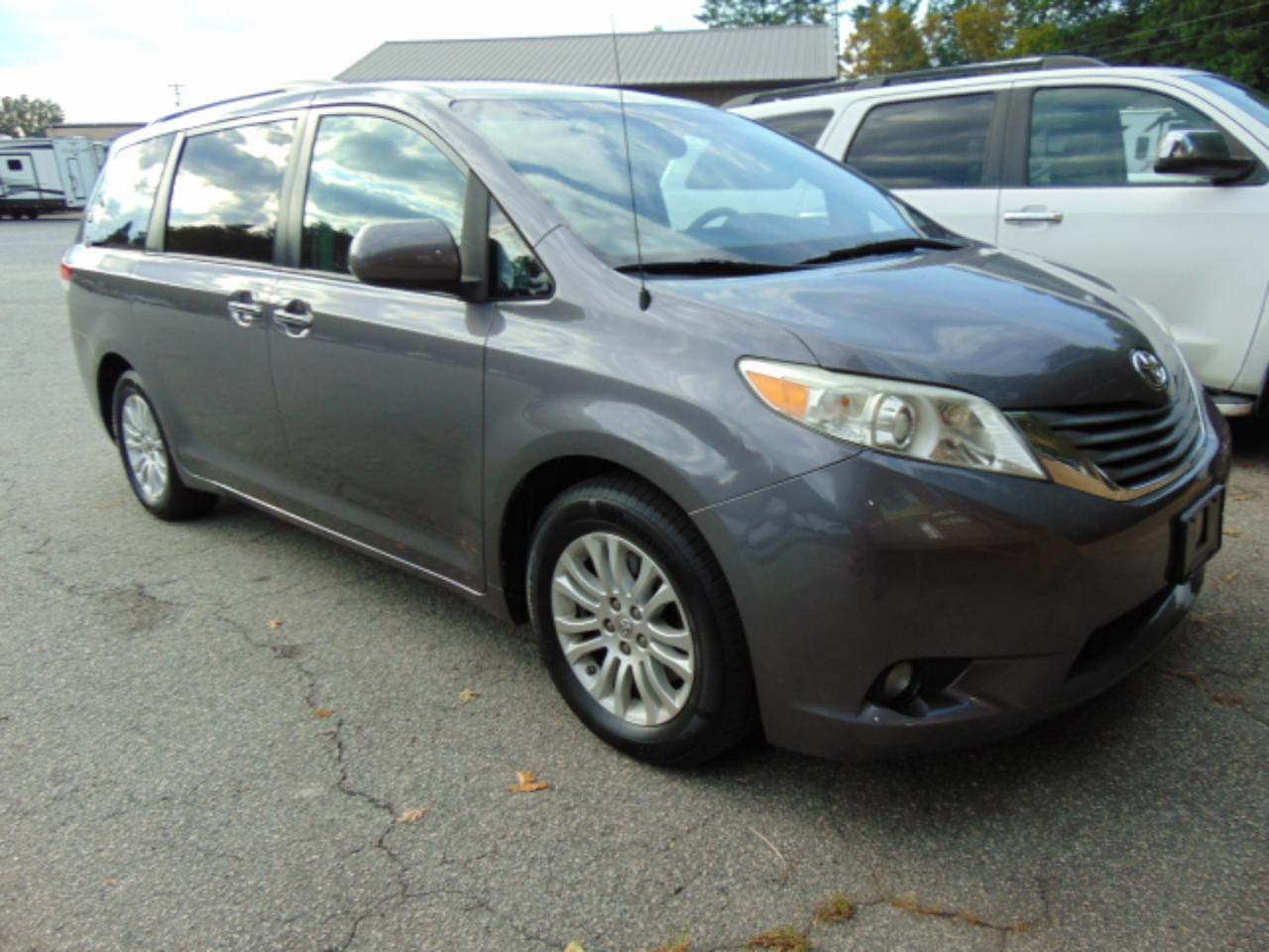 Toyota Sienna XLE FWD 8-Passenger V6 2014