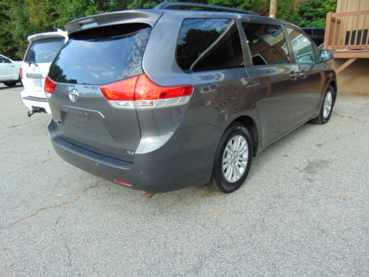 Toyota Sienna XLE FWD 8-Passenger V6 2014