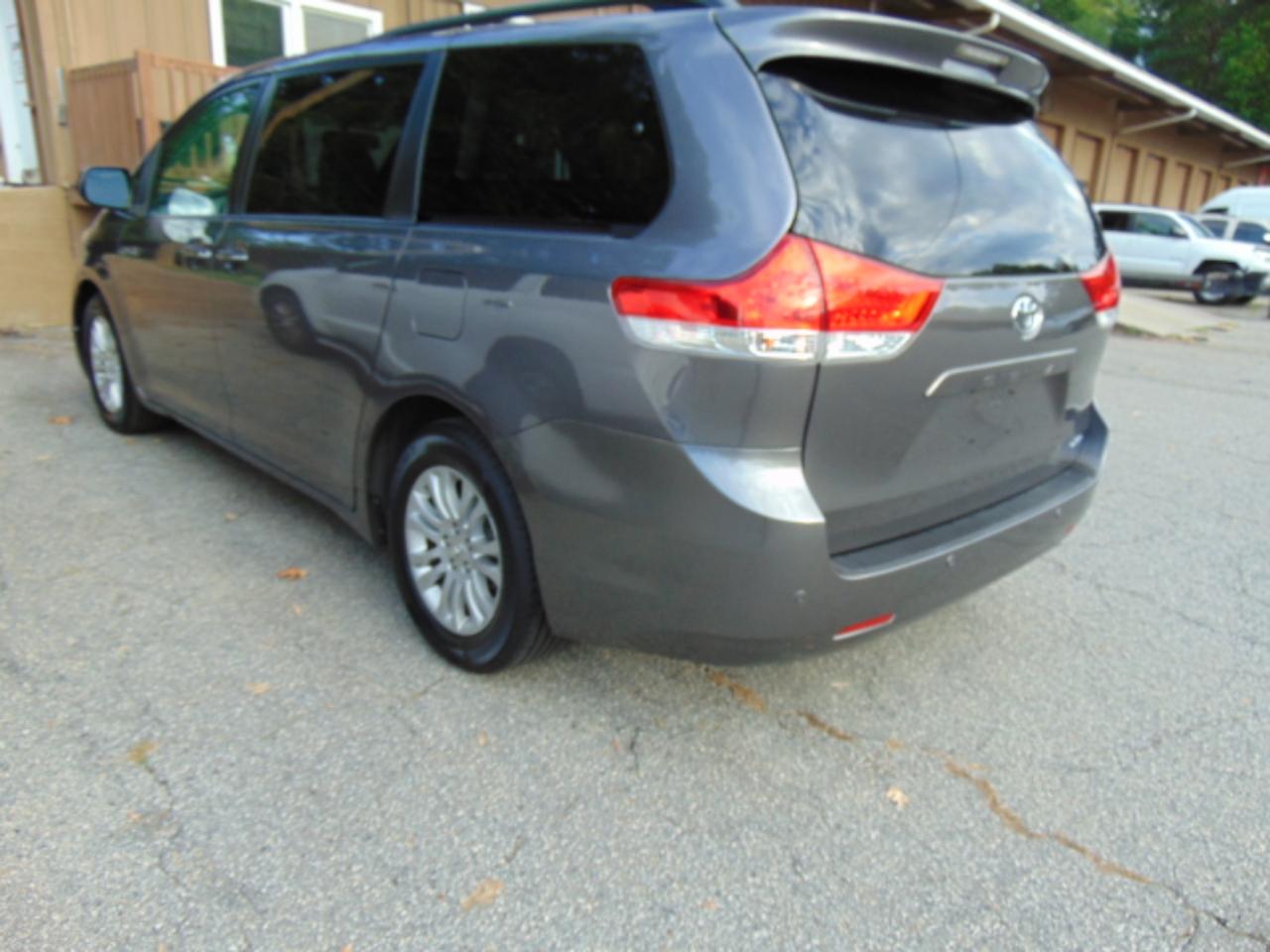 Toyota Sienna XLE FWD 8-Passenger V6 2014