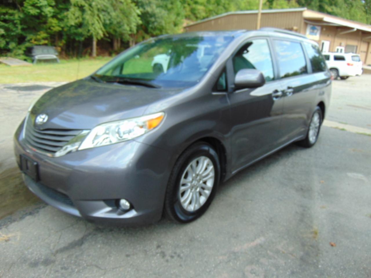 Toyota Sienna XLE FWD 8-Passenger V6 2014