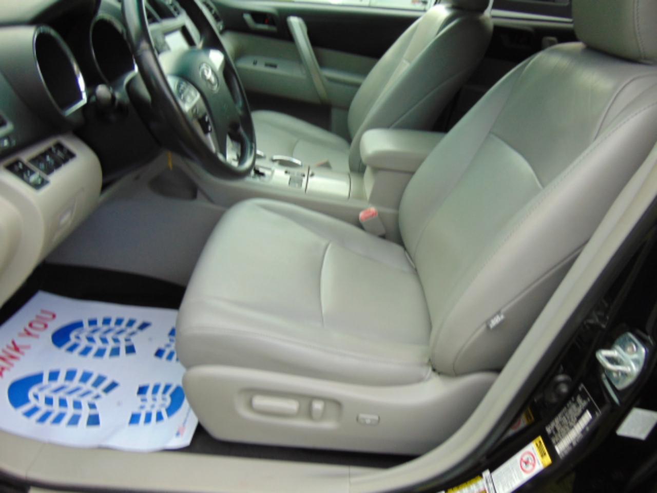 Toyota Highlander Base 4WD 2012
