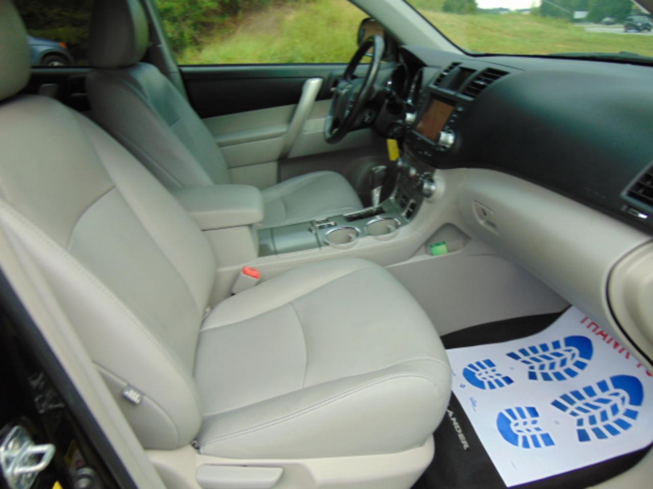 Toyota Highlander Base 4WD 2012