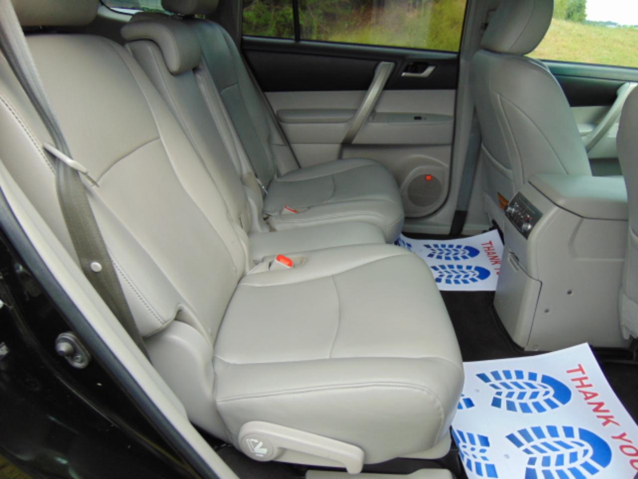Toyota Highlander Base 4WD 2012