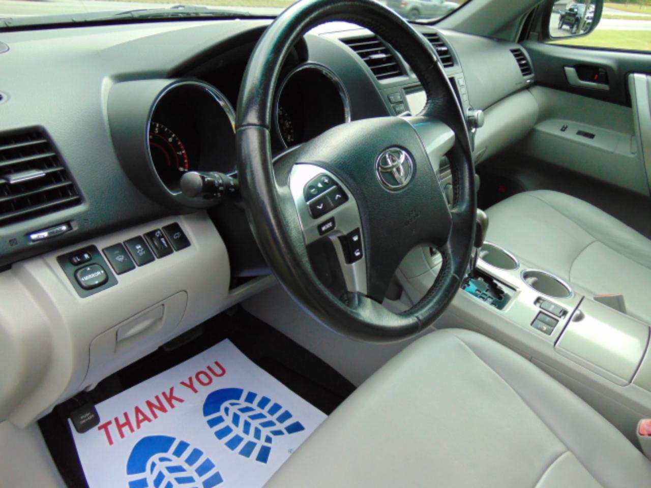 Toyota Highlander Base 4WD 2012