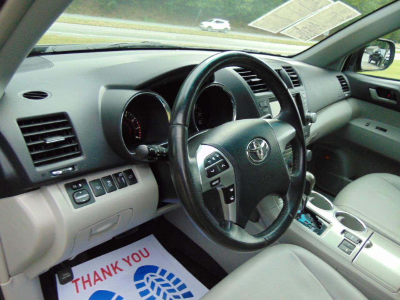 Toyota Highlander Base 4WD 2012
