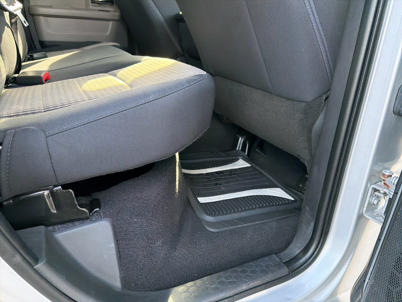 RAM 1500 4WD Quad Cab 140.5" SLT 2012