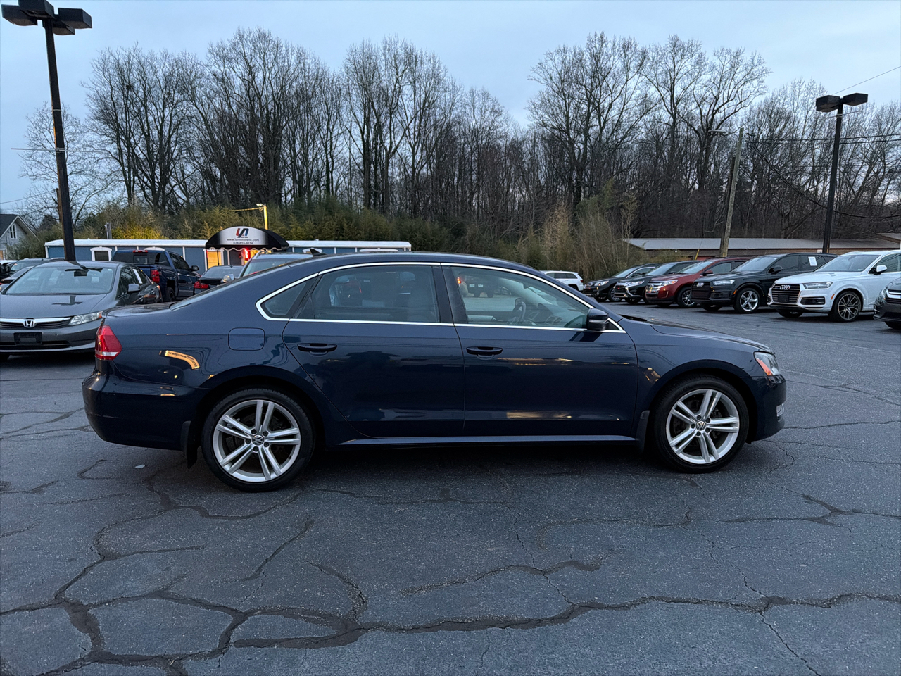 Volkswagen Passat 4dr Sdn 3.6L V6 DSG SE w/Sunroof 2013