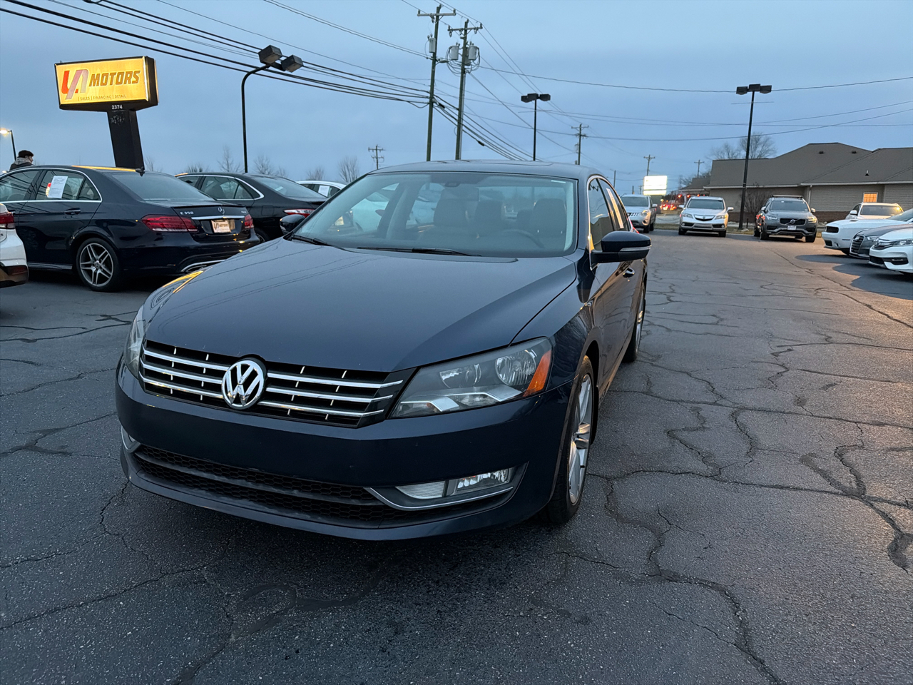 Volkswagen Passat 4dr Sdn 3.6L V6 DSG SE w/Sunroof 2013