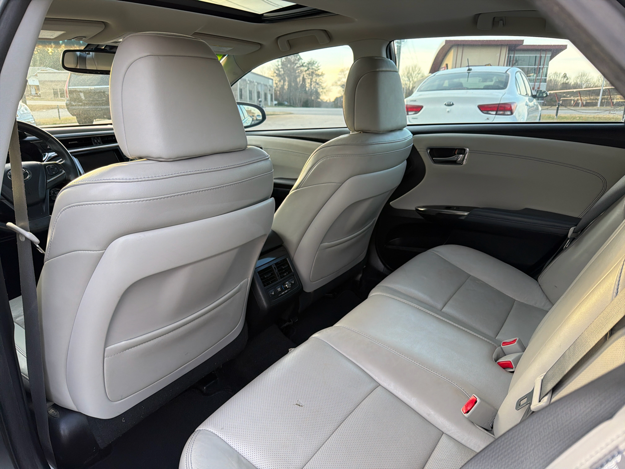 Toyota Avalon 4dr Sdn XLE Premium (Natl) 2013