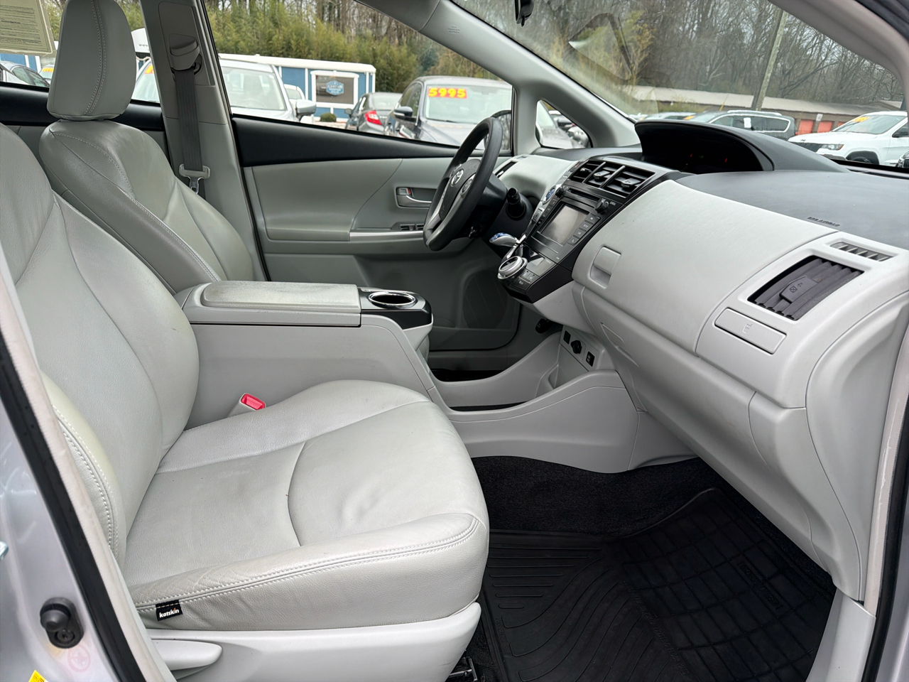 Toyota Prius V 5dr Wgn Three (Natl) 2012