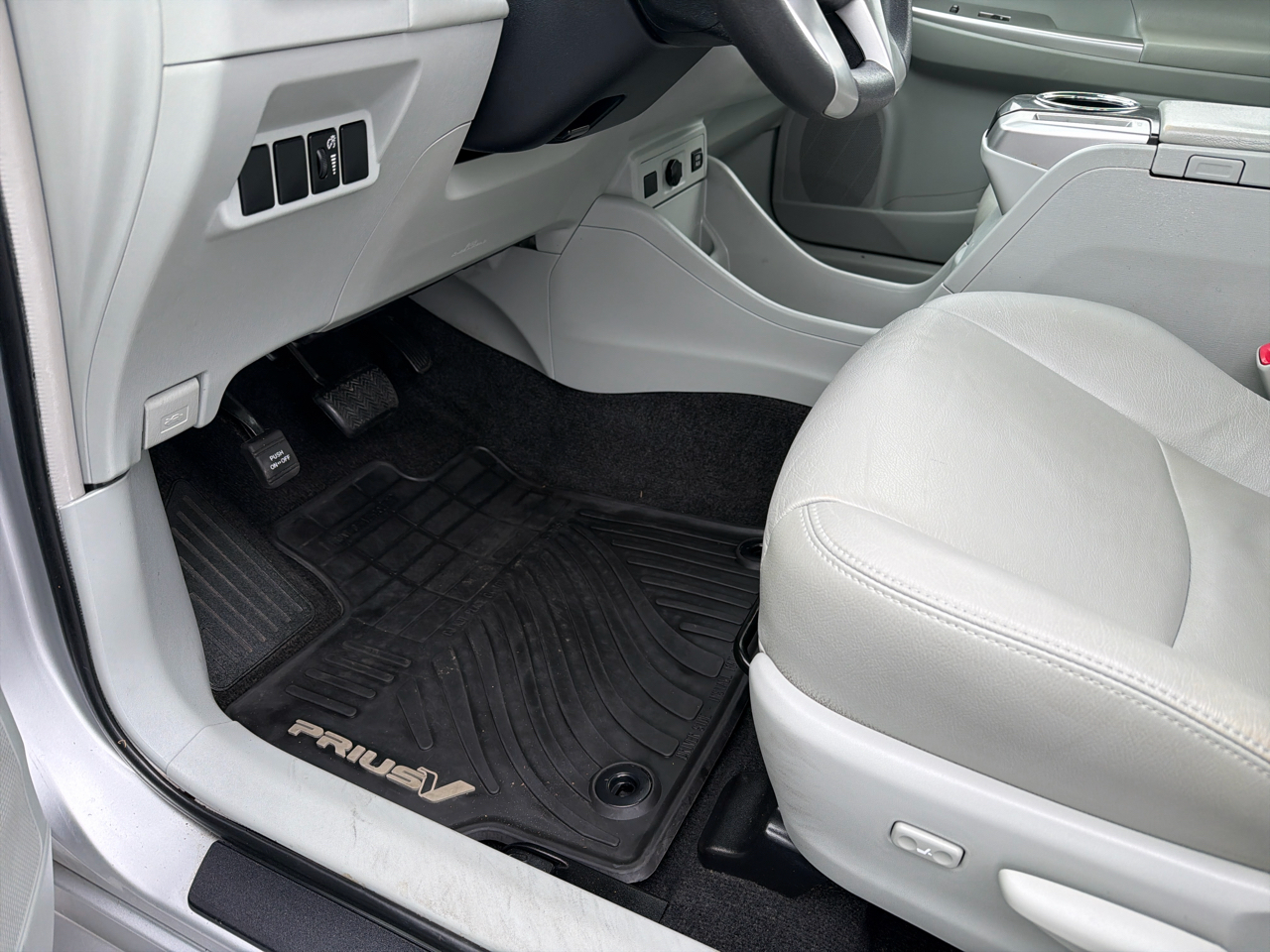 Toyota Prius V 5dr Wgn Three (Natl) 2012