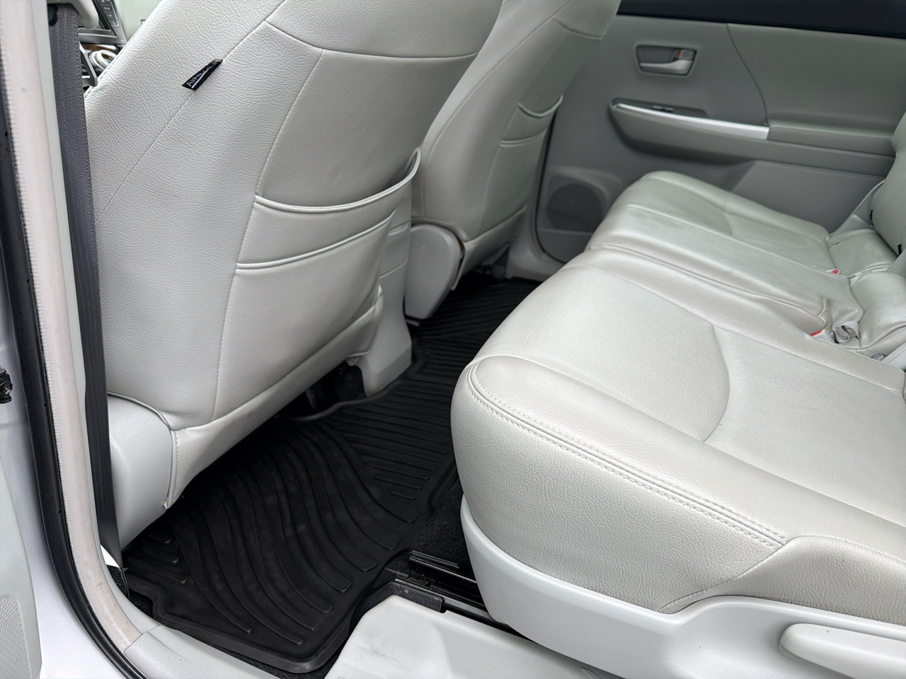 Toyota Prius V 5dr Wgn Three (Natl) 2012