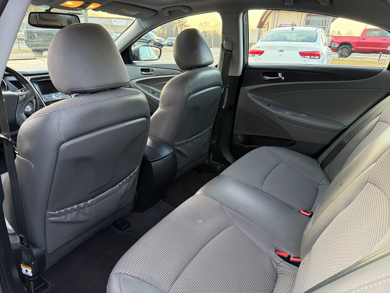 Hyundai Sonata 4dr Sdn 2.4L Auto SE 2011