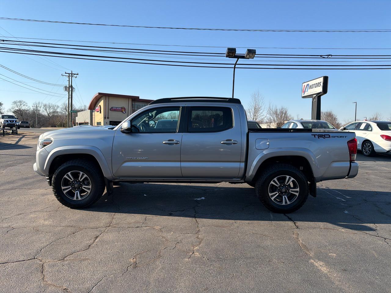 Toyota Tacoma 2WD Double Cab V6 AT TRD Sport (Natl) 2017