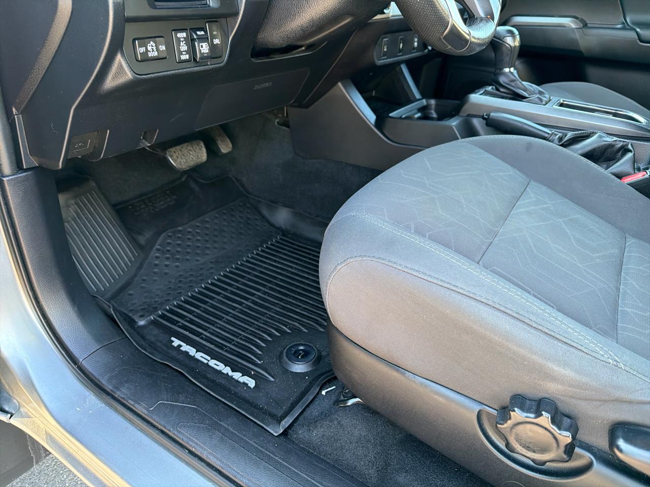 Toyota Tacoma 2WD Double Cab V6 AT TRD Sport (Natl) 2017