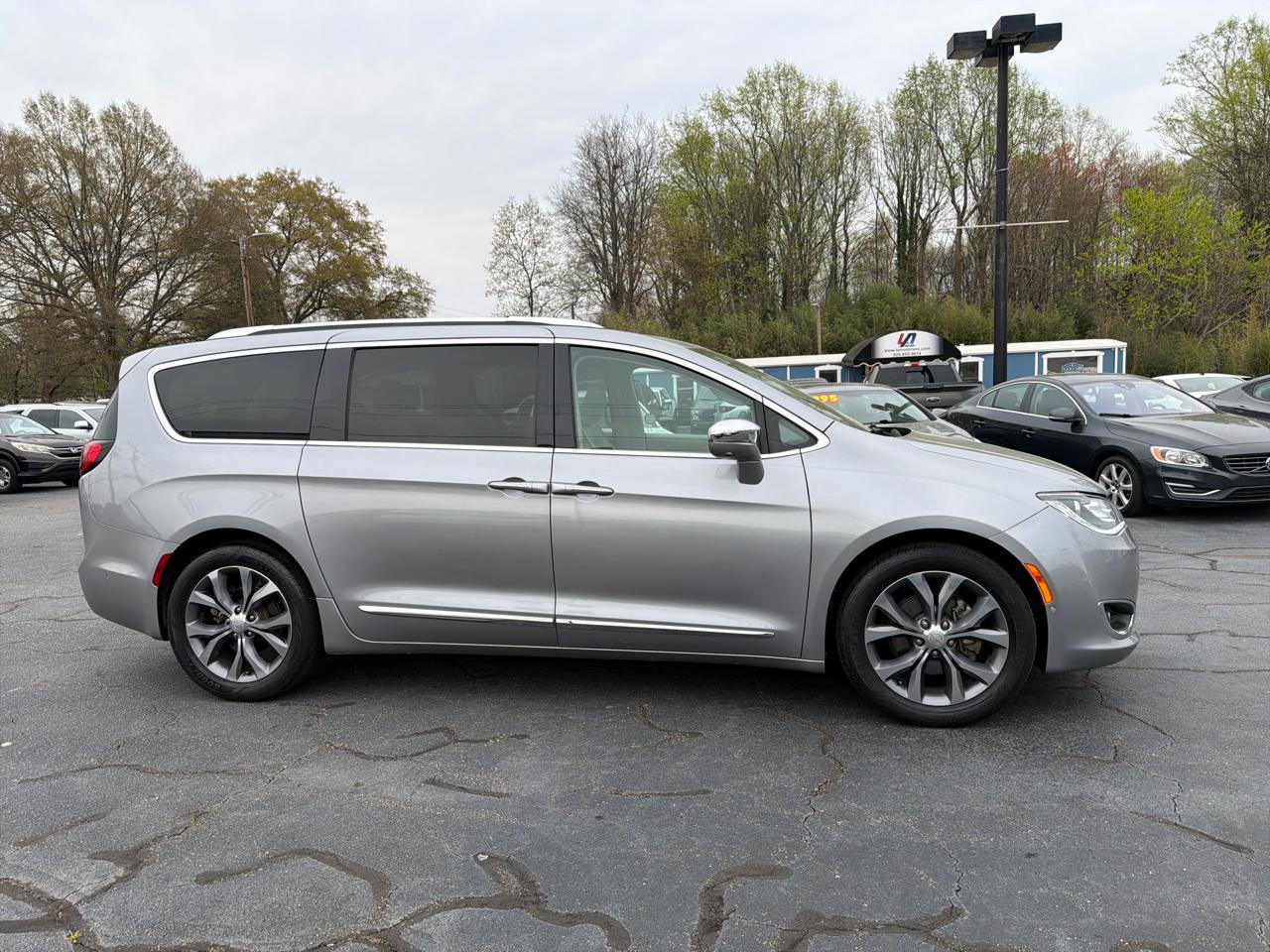 Chrysler Pacifica Limited FWD 2019