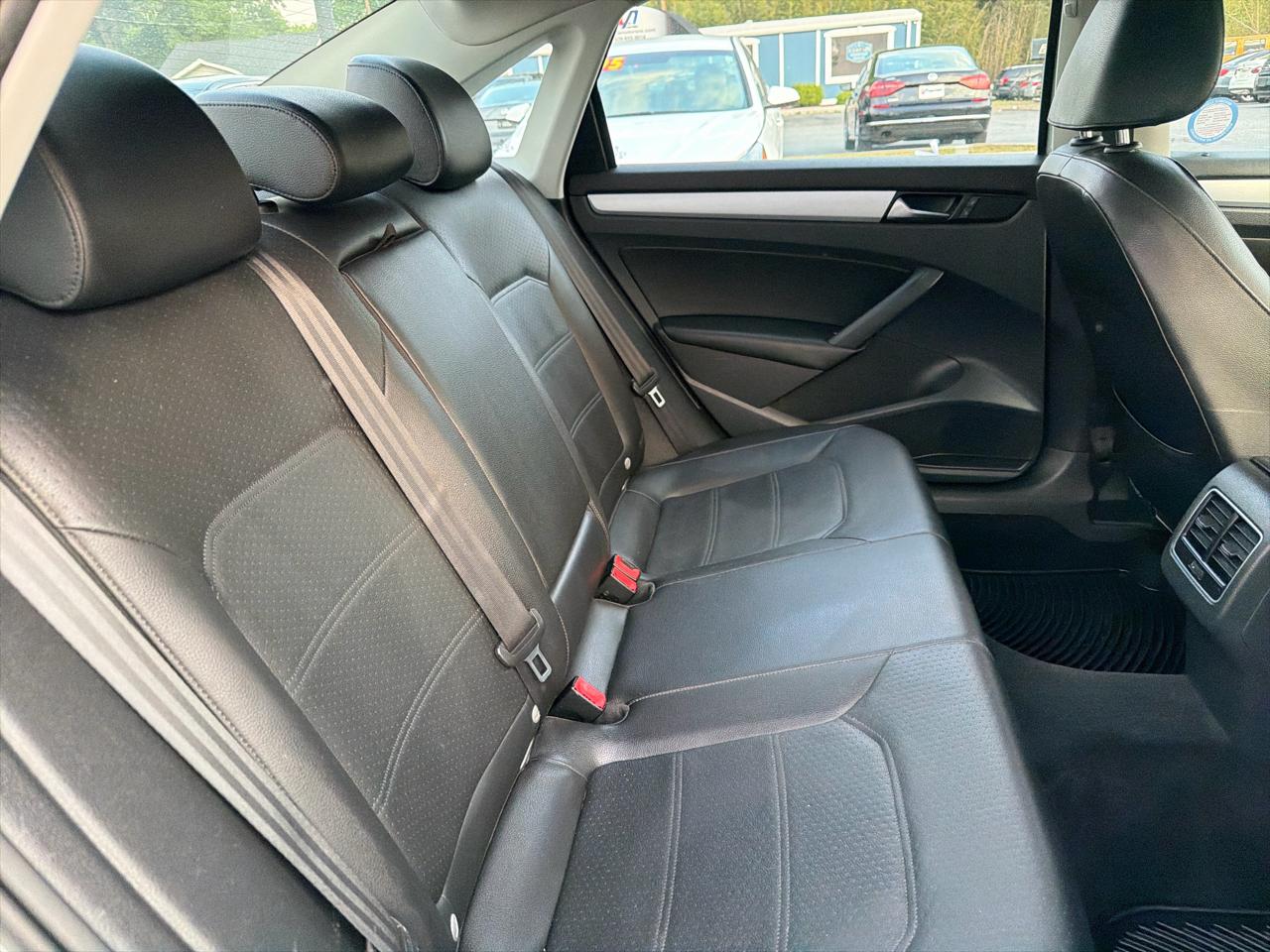 Volkswagen Passat 4dr Sdn 2.5L Auto SE 2013