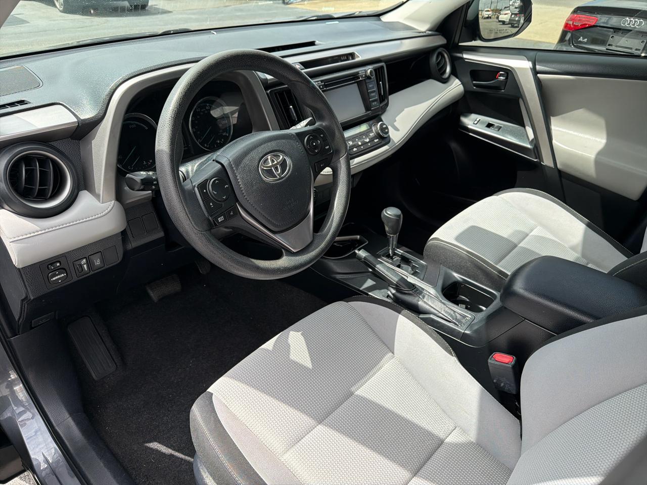 Toyota RAV4 Hybrid LE AWD (Natl) 2018