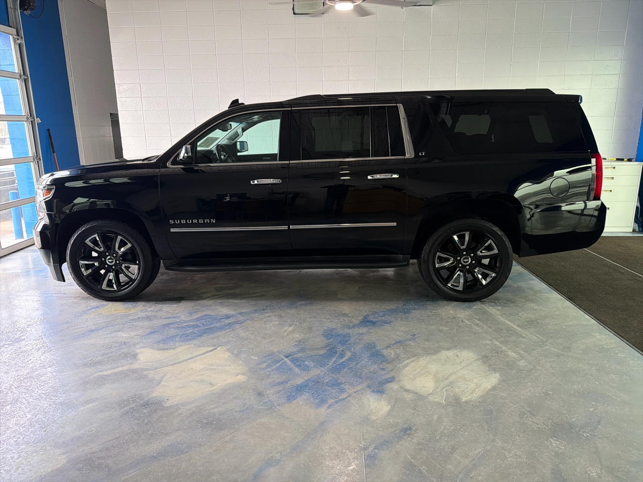 Chevrolet Suburban 4WD 4dr 1500 LT 2017