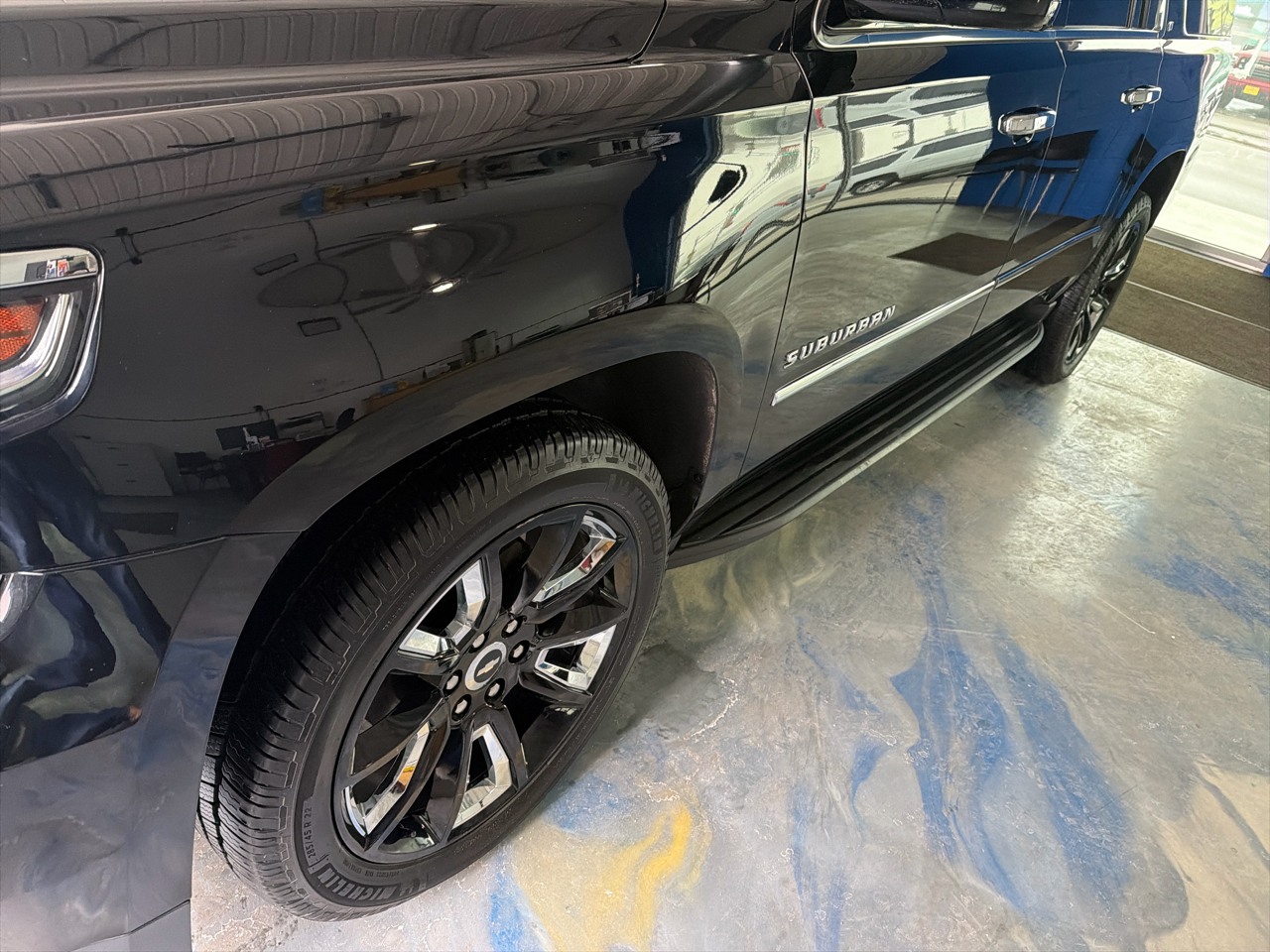 Chevrolet Suburban 4WD 4dr 1500 LT 2017