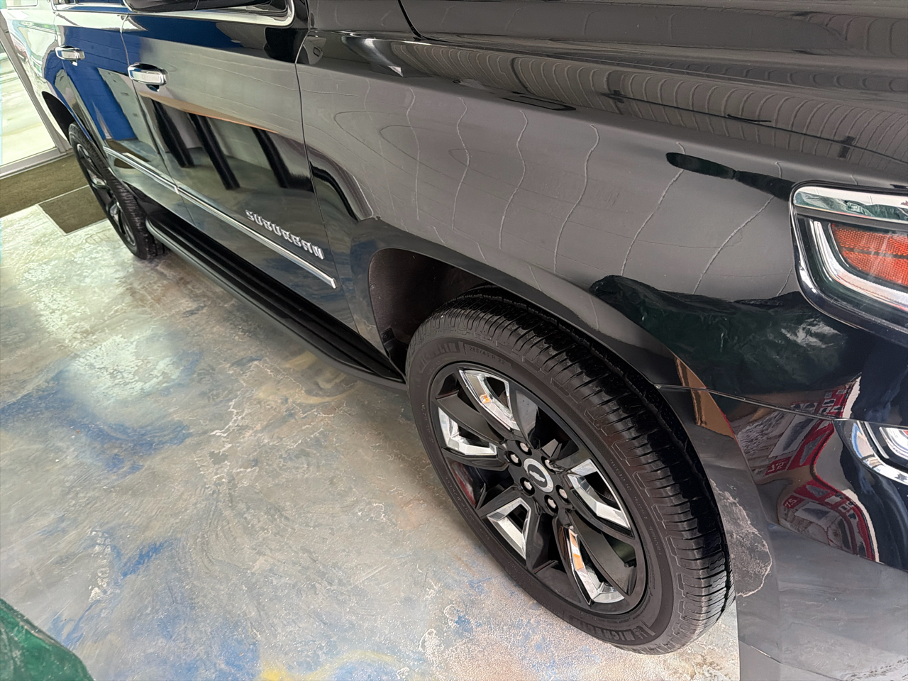 Chevrolet Suburban 4WD 4dr 1500 LT 2017