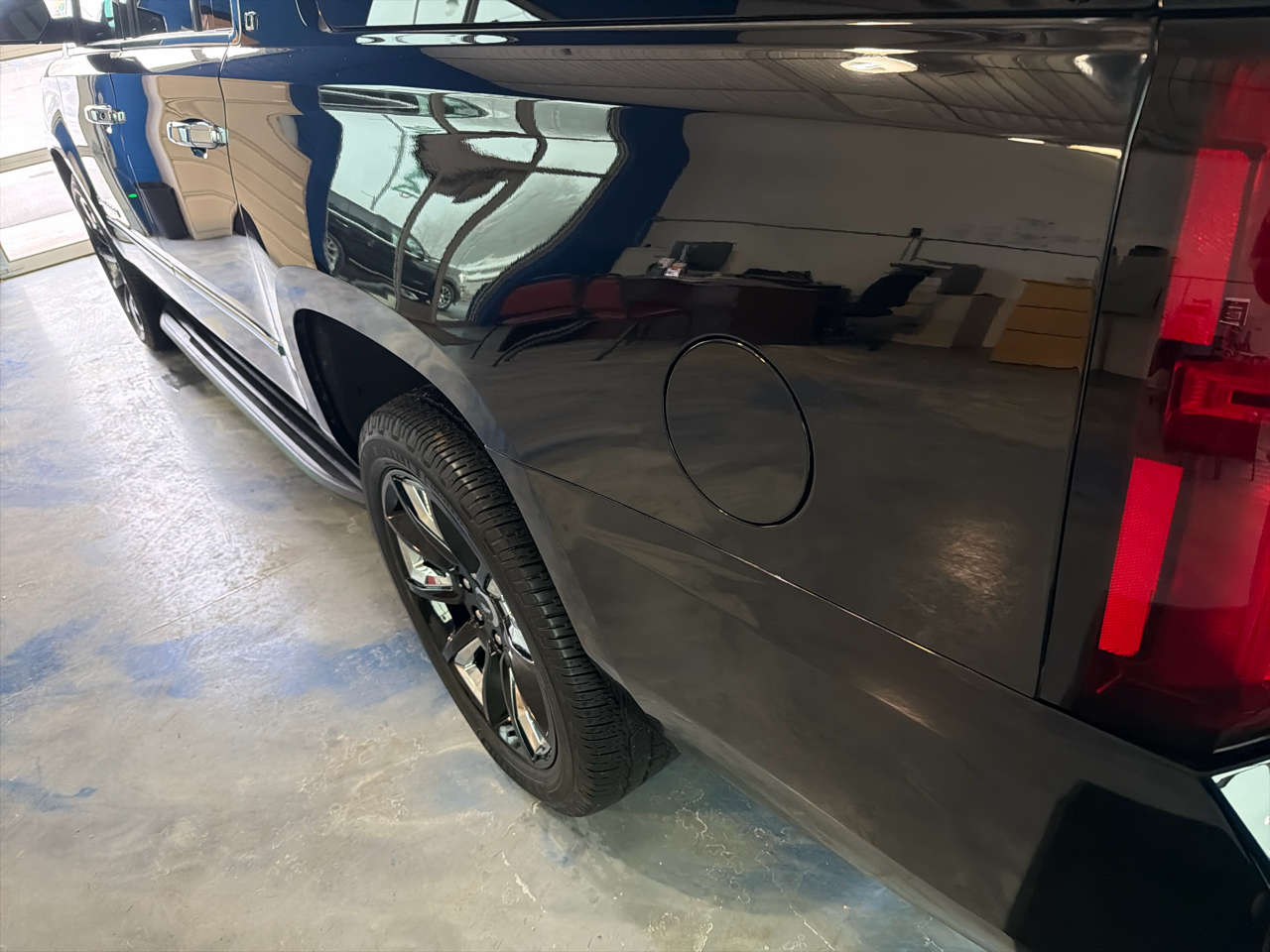 Chevrolet Suburban 4WD 4dr 1500 LT 2017