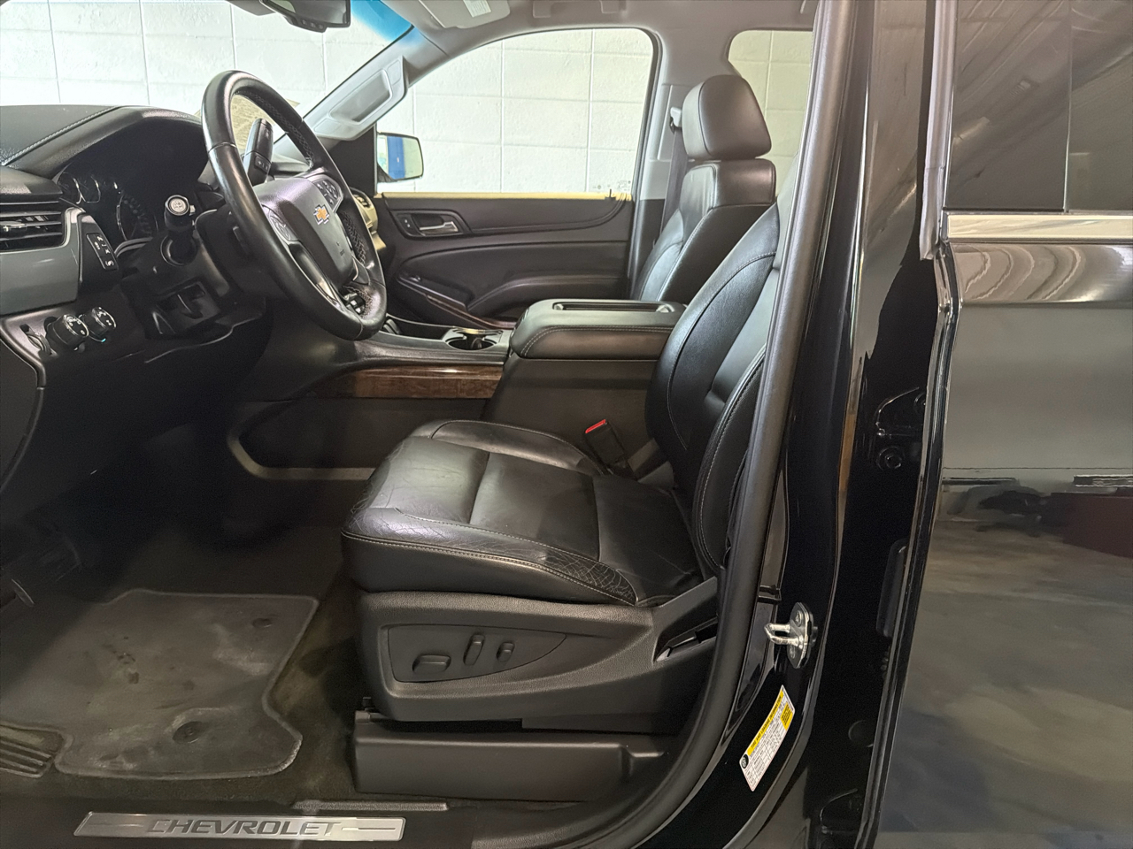 Chevrolet Suburban 4WD 4dr 1500 LT 2017