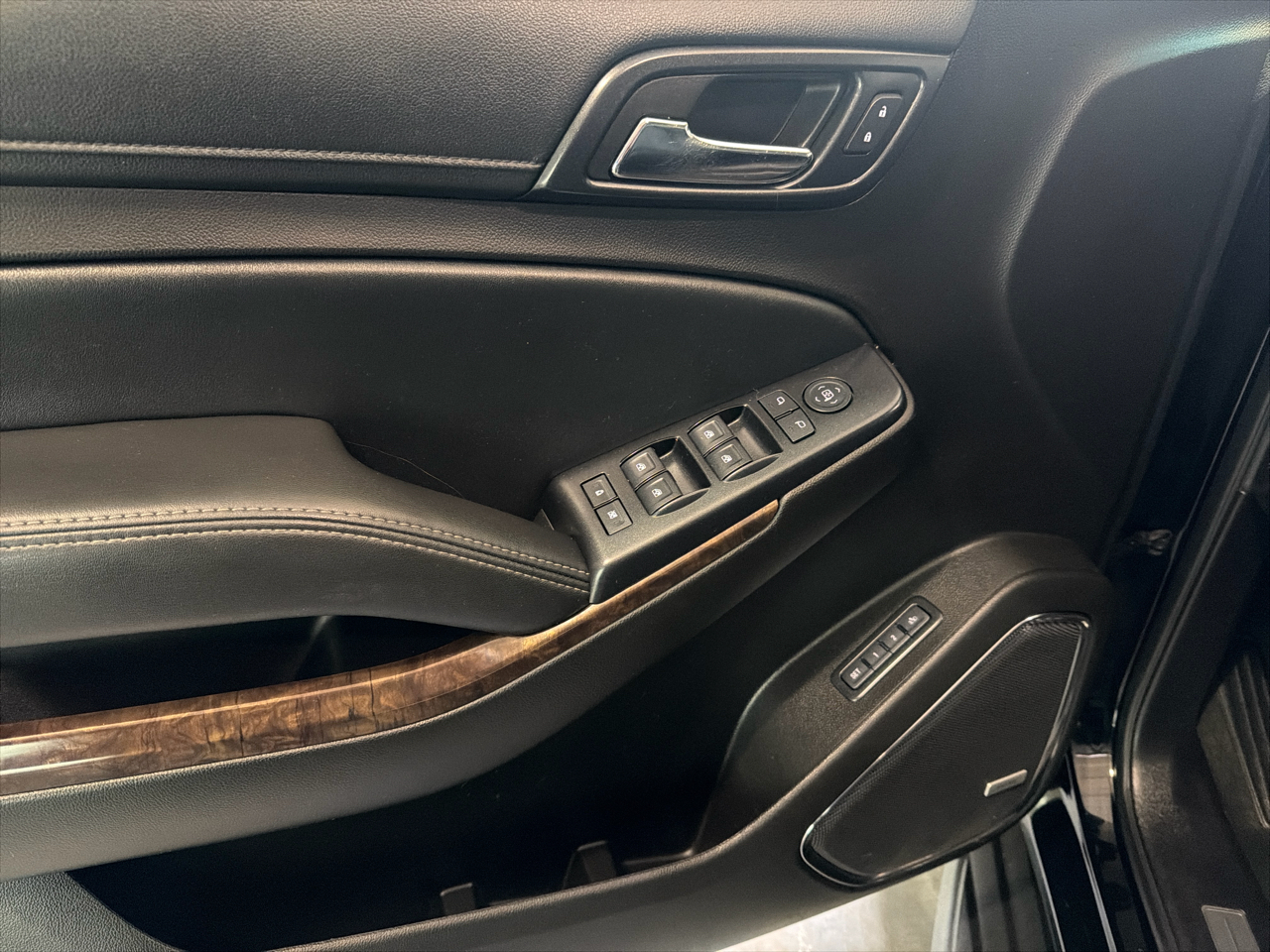 Chevrolet Suburban 4WD 4dr 1500 LT 2017