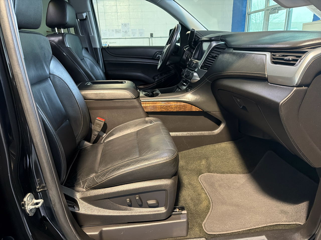 Chevrolet Suburban 4WD 4dr 1500 LT 2017