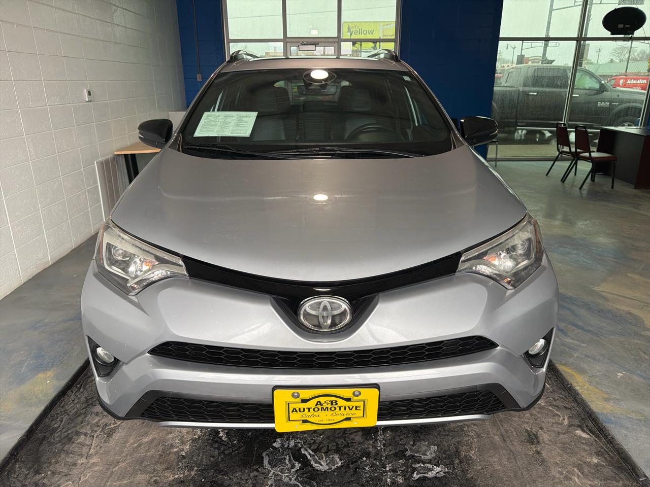 Toyota RAV4 SE AWD (Natl) 2018