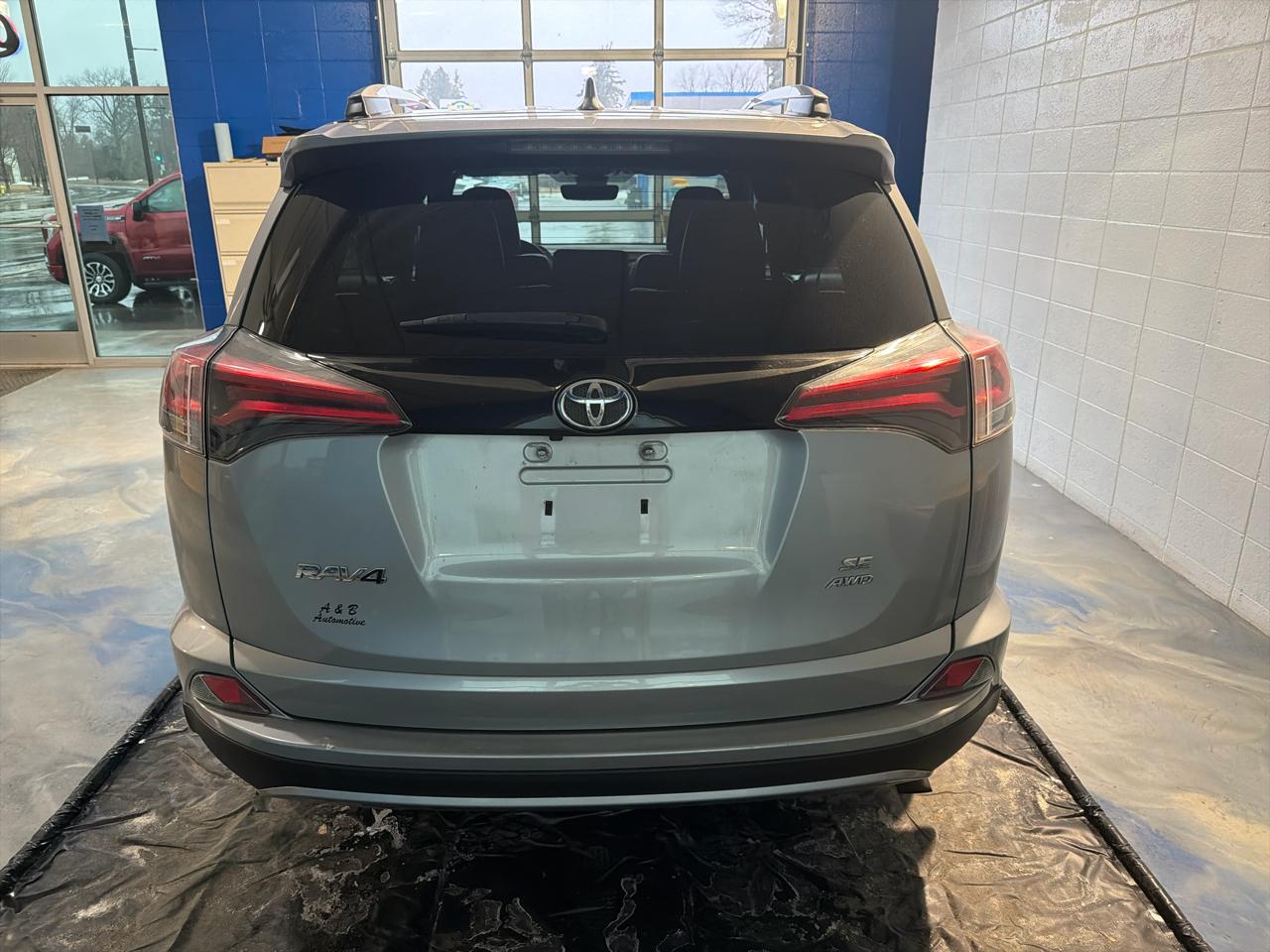 Toyota RAV4 SE AWD (Natl) 2018