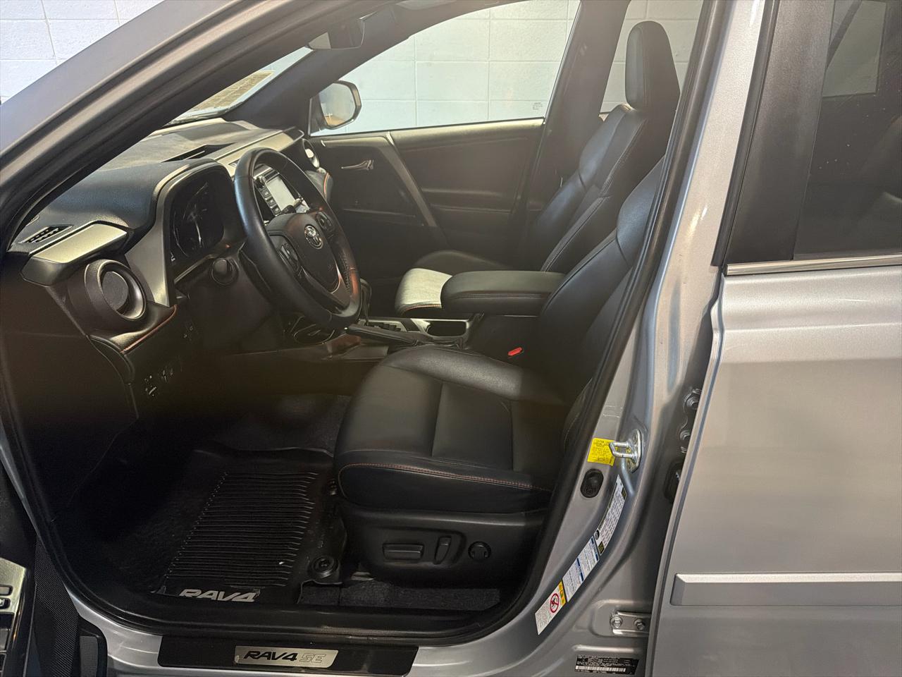 Toyota RAV4 SE AWD (Natl) 2018