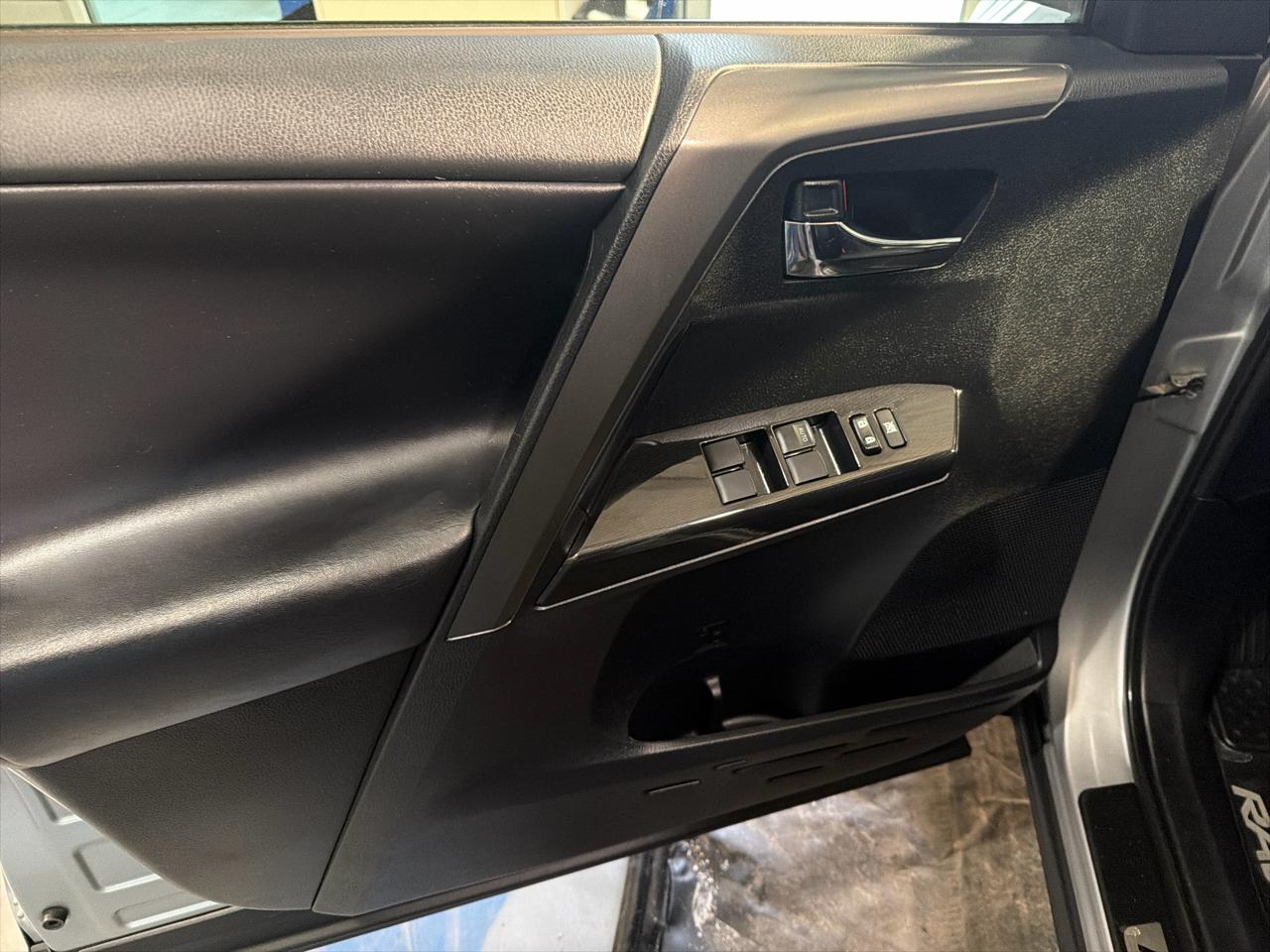 Toyota RAV4 SE AWD (Natl) 2018