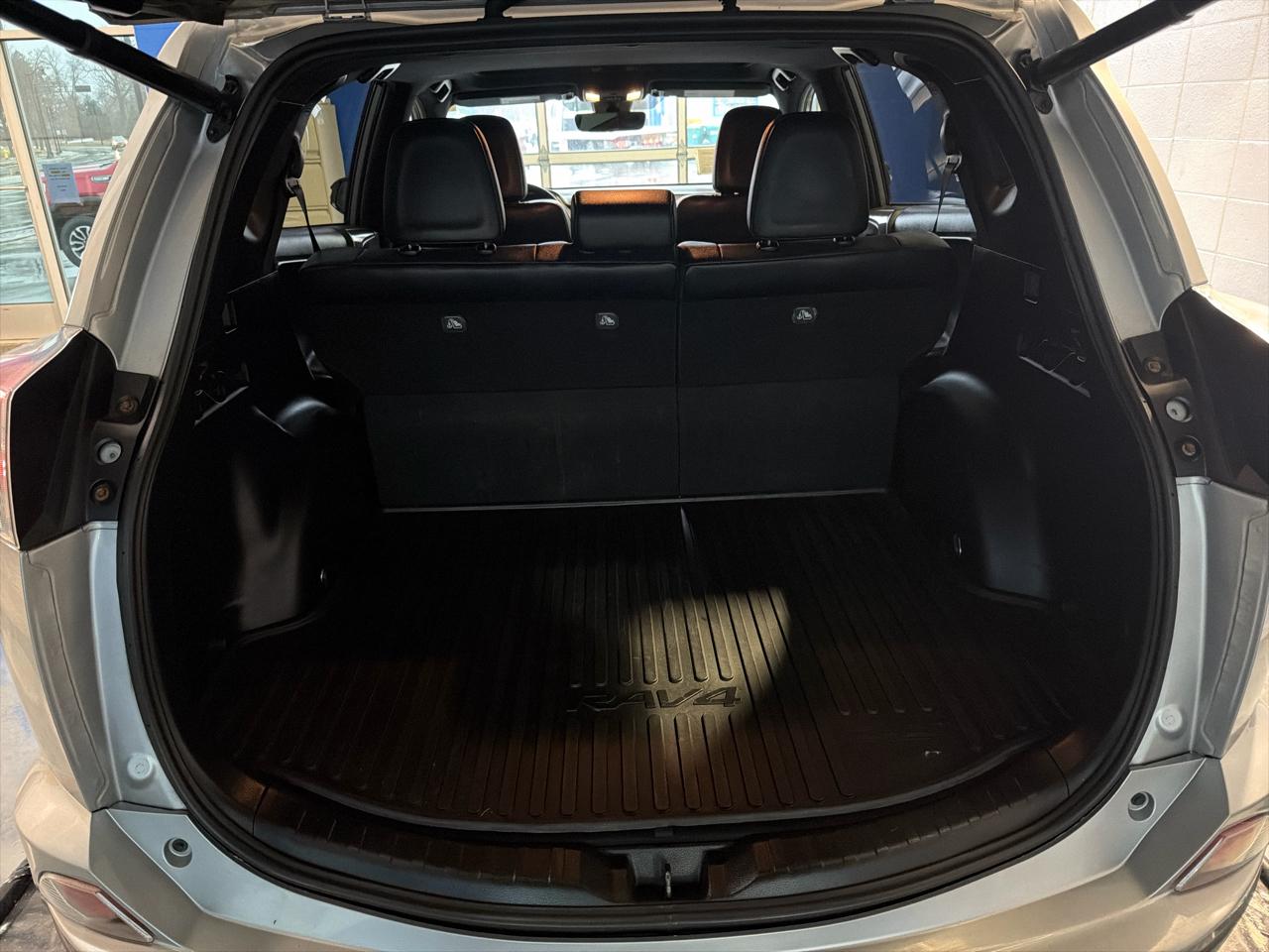 Toyota RAV4 SE AWD (Natl) 2018