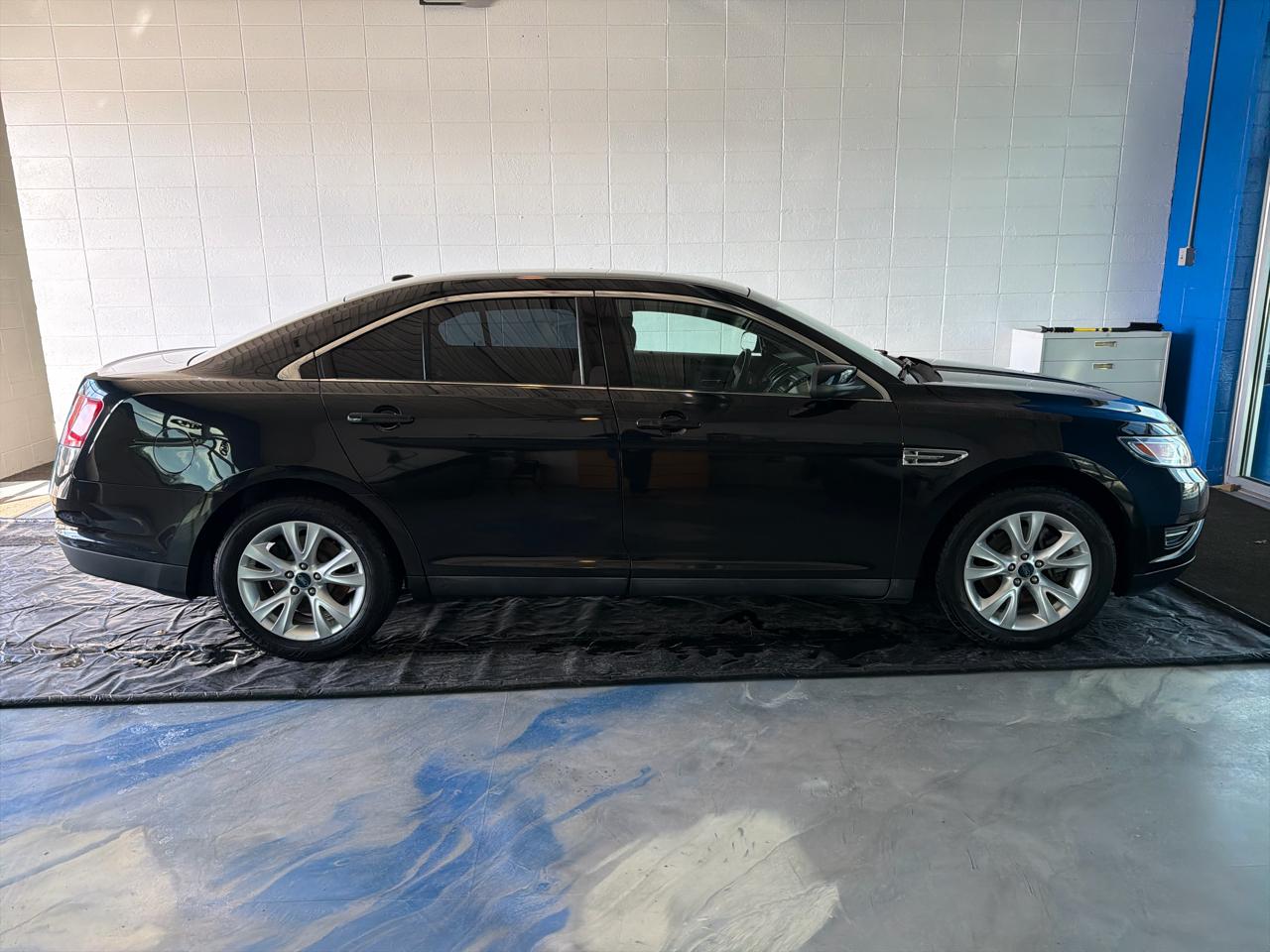 Ford Taurus 4dr Sdn SEL FWD 2011