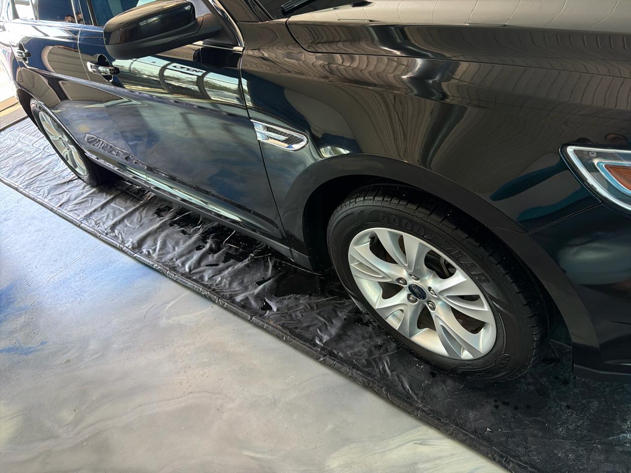 Ford Taurus 4dr Sdn SEL FWD 2011