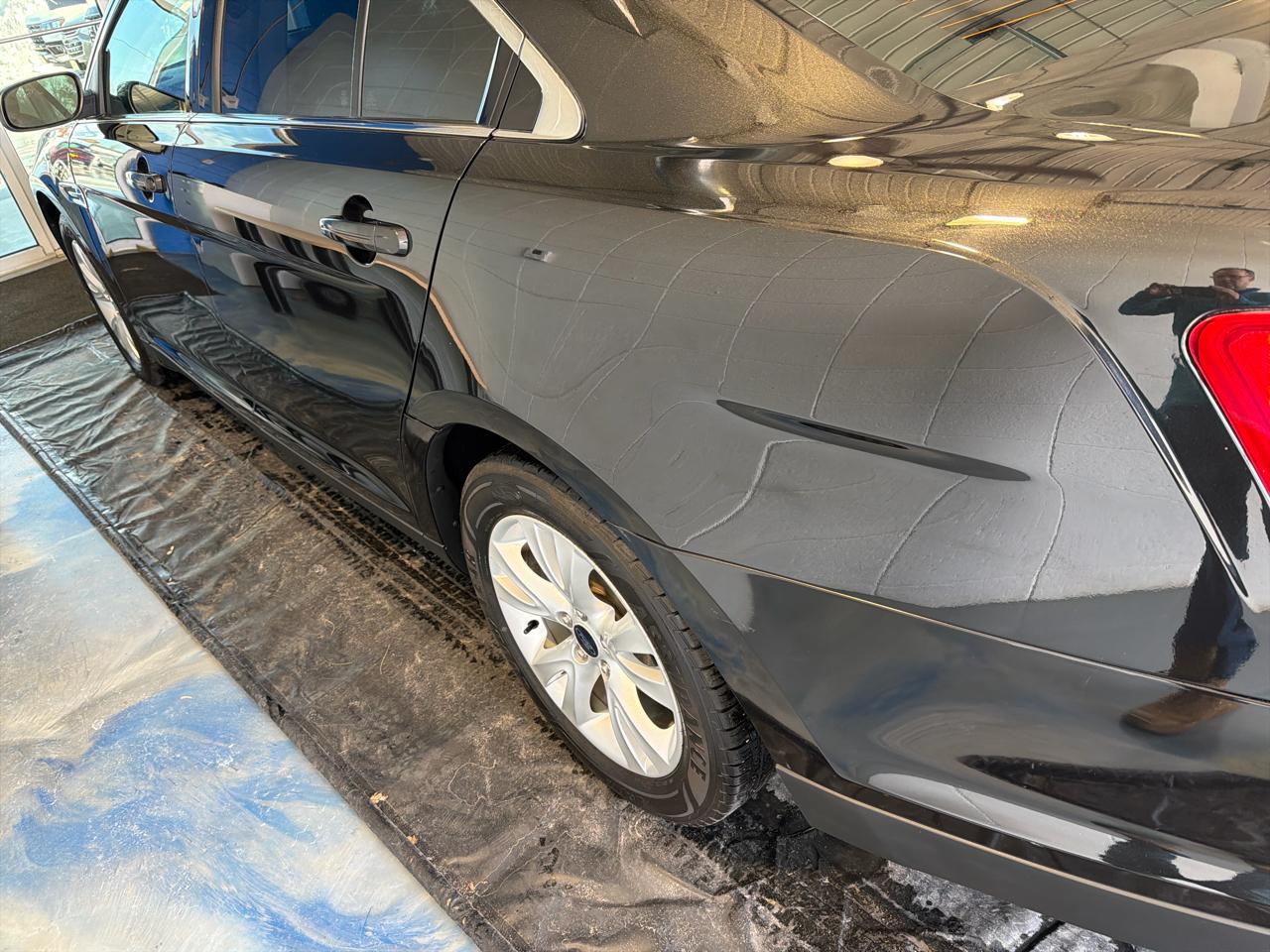 Ford Taurus 4dr Sdn SEL FWD 2011